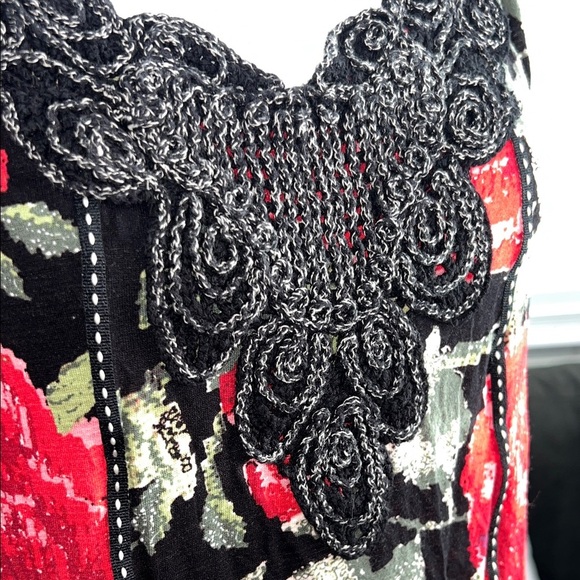 Floral Sleeveless Top with Lace Detail - Picture 3 of 8